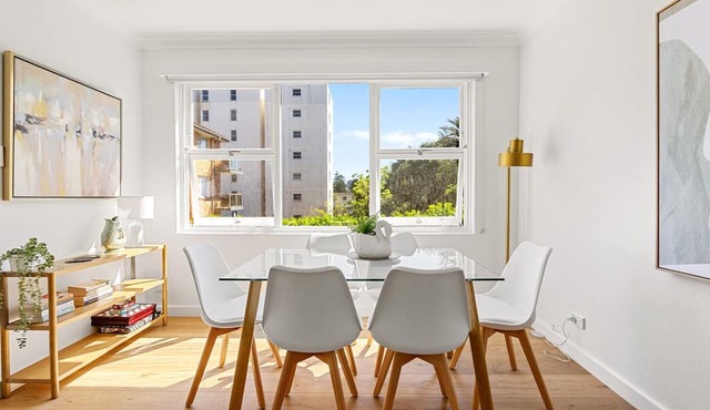 Gorgeous 3-Bed Manly Pad, Short Walk to the Beach in Manly