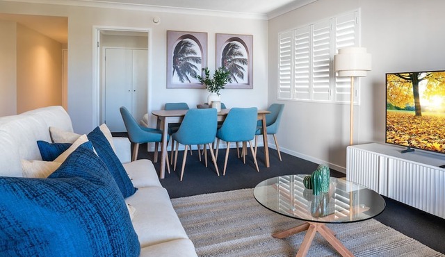 The Peninsula Hideaway Pool & Walk to Suttons Beach in Redcliffe
