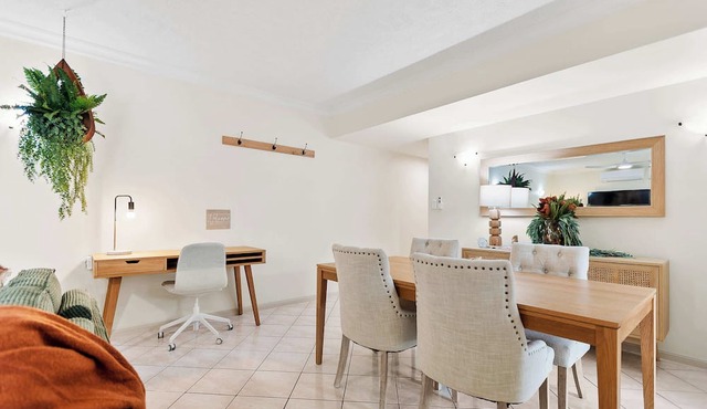 Stylish Lakeside Apartment with Spa and Pool View in Cairns North