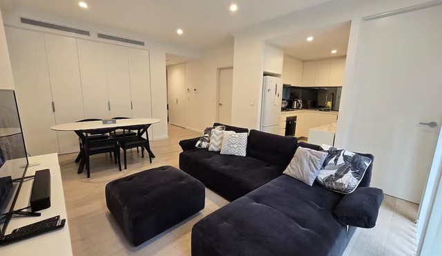 Spacious Modern Apartment with Private Garden in Epping