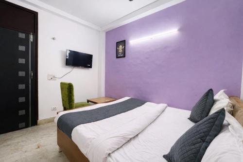 Hotel Four Square - IGNOU Road near metro station