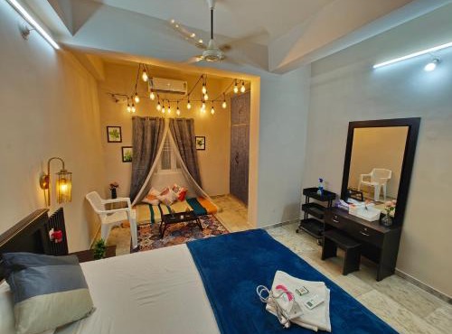Hidden Gem - Romantic 1BHK, Full Full Furnished with Canopy lights, AC, WiFi and Smart TV