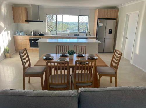 Modern Sunlit Home For Spacious & Stylish Stay in Capalaba
