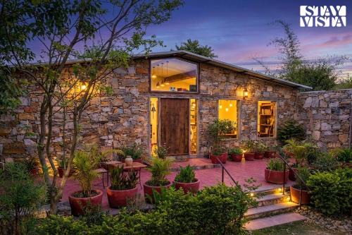 StayVista at Mulberry Tree House with Lawn, BBQ
