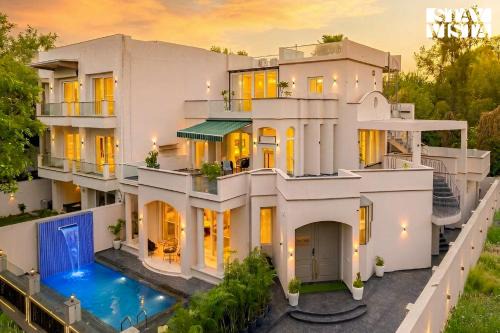 StayVista at The Sweet Sunsation - Gurgaon With Pool And Jacuzzi