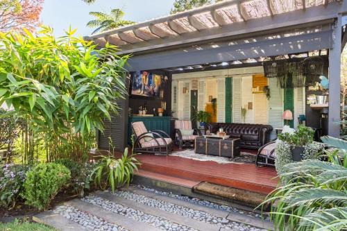 Luxury Garden Cottage Retreat - Romantic & Restful in North Turramurra