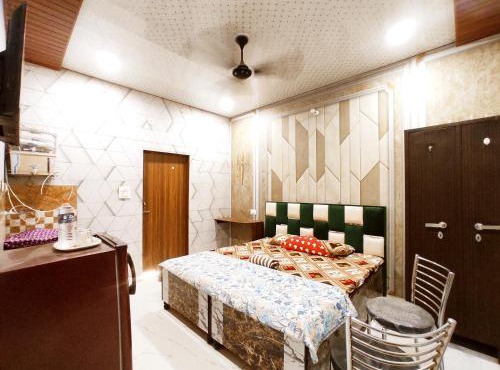REGAL HOMESTAYS - Budget & Smart Rooms