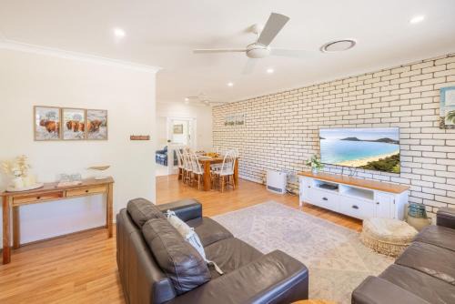 Cuddles Cottage, 4 Christmas Bush Avenue - air conditioned holiday house, 400 metres to Dutchies beach in Nelson Bay