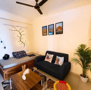 The Cozy Cloud 11, 1BHK Apartment Near WTP Mall and Airport