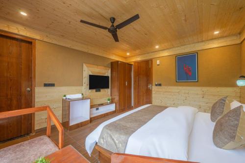 The Charvi Heights l The Stargaze Café l 360 Mountain View l Open Air Multi Cuisine Restaurant l Power Backup Available l Managed By ExoticStays Group