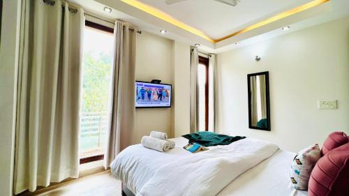 BluO 3BHK Safdarjung Enclave, Lift & Terrace Garden