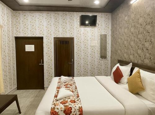 HOTEL SHIVAYY MAJESTIC - BHU Sundarpur Road 3km from KASHI VISHWANATH TEMPLE
