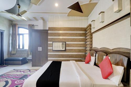 Hotel O Mukut Mahal