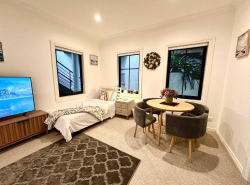 MetaWise Luxe 6 Bed Ocean View Family Home in Seaforth in Sydney