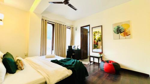BluO Classic Studio - Green Park Hauz Khas Village