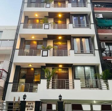 BluO 2BHK - M Block Mkt - Lift , Balcony , Parking