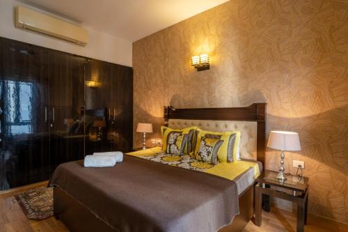 Stylish 2BHK apartment with highspeed WiFi & kitchen near Golf Course Road, GGN